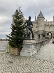 Antigoon in front of Het Steen