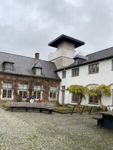 Hoge Mote in Ronse – eine von Wasser umgebene historische Stätte aus dem Mittelalter.