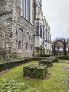 ehemalige Sint Pieterskerk - ist die im Vordergrund nachgebildete Ruine...